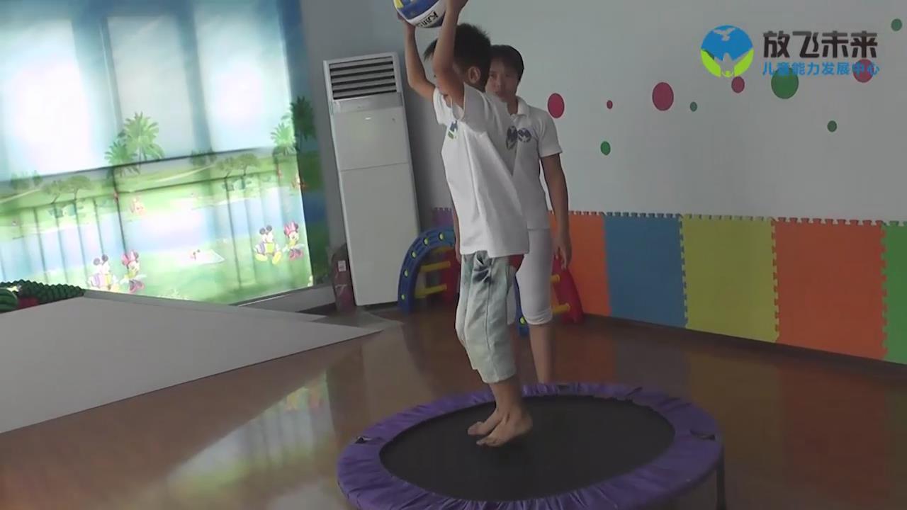 蹦床举球跳