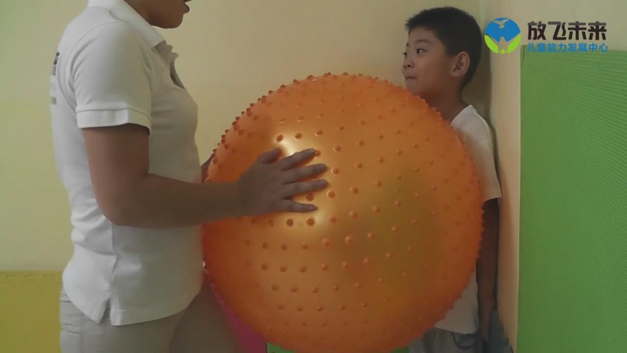 站立墙角挤压大龙球