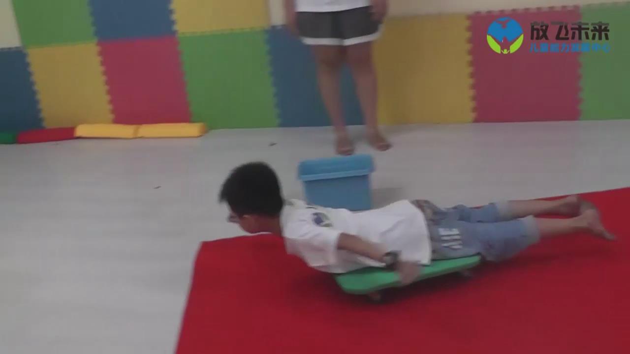 俯卧滑板滑滑梯投沙包
