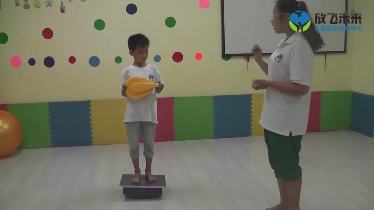 站或坐平衡台玩上下转盘