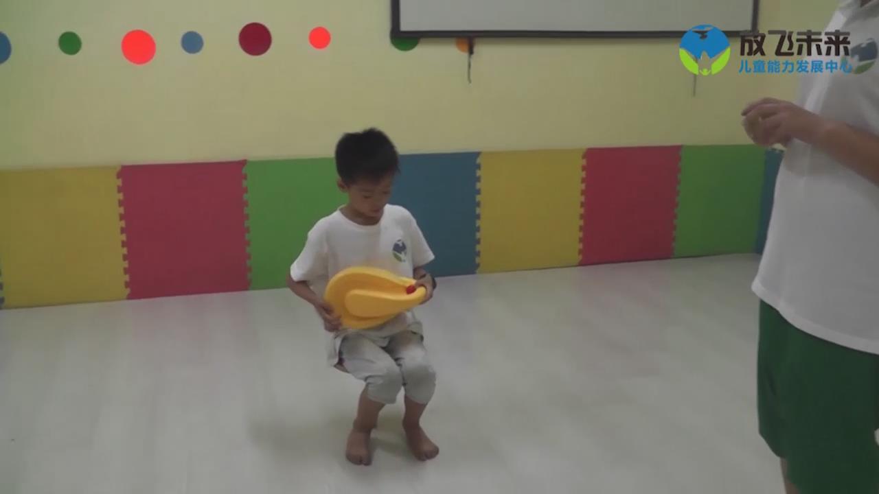 坐独脚凳玩上下转盘
