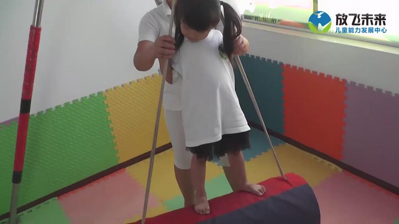 站在圆筒木马上摇晃
