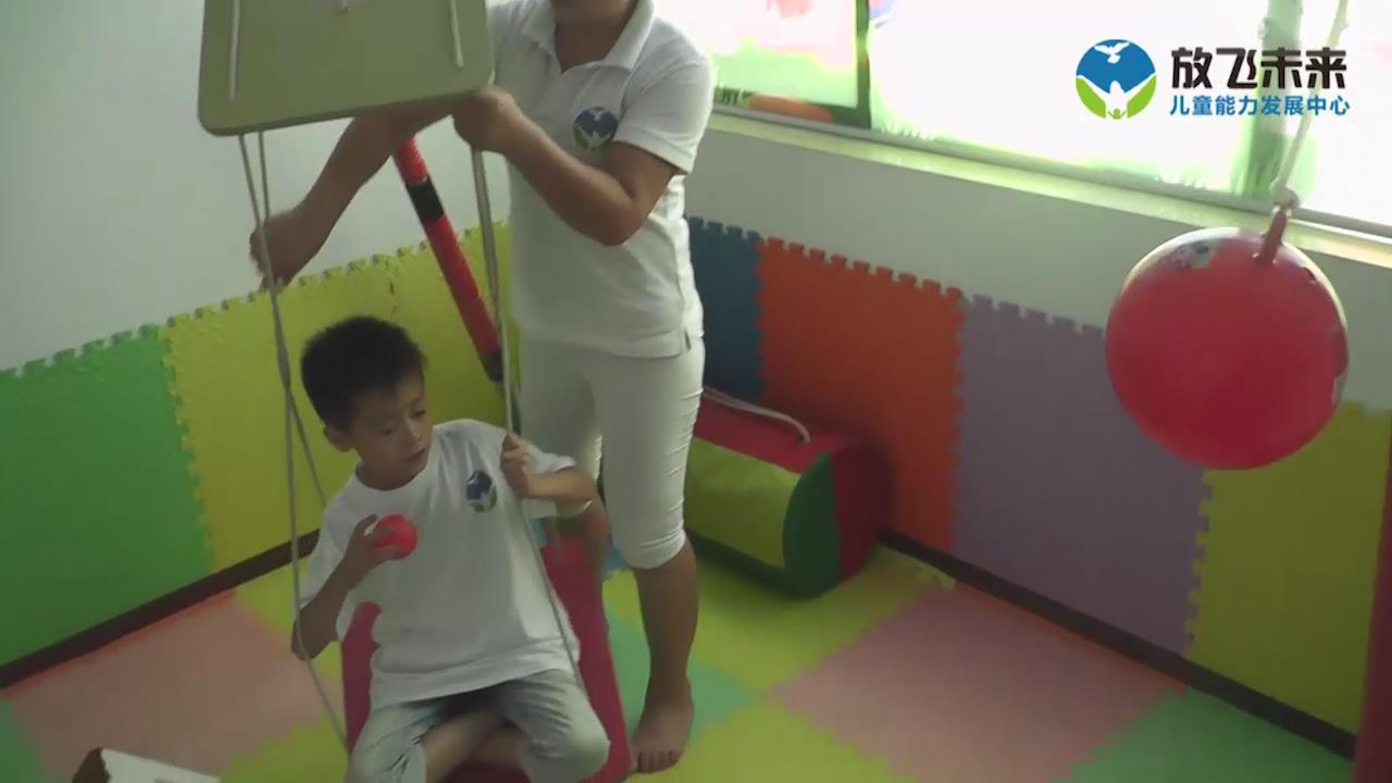 坐四足位击打悬挂物