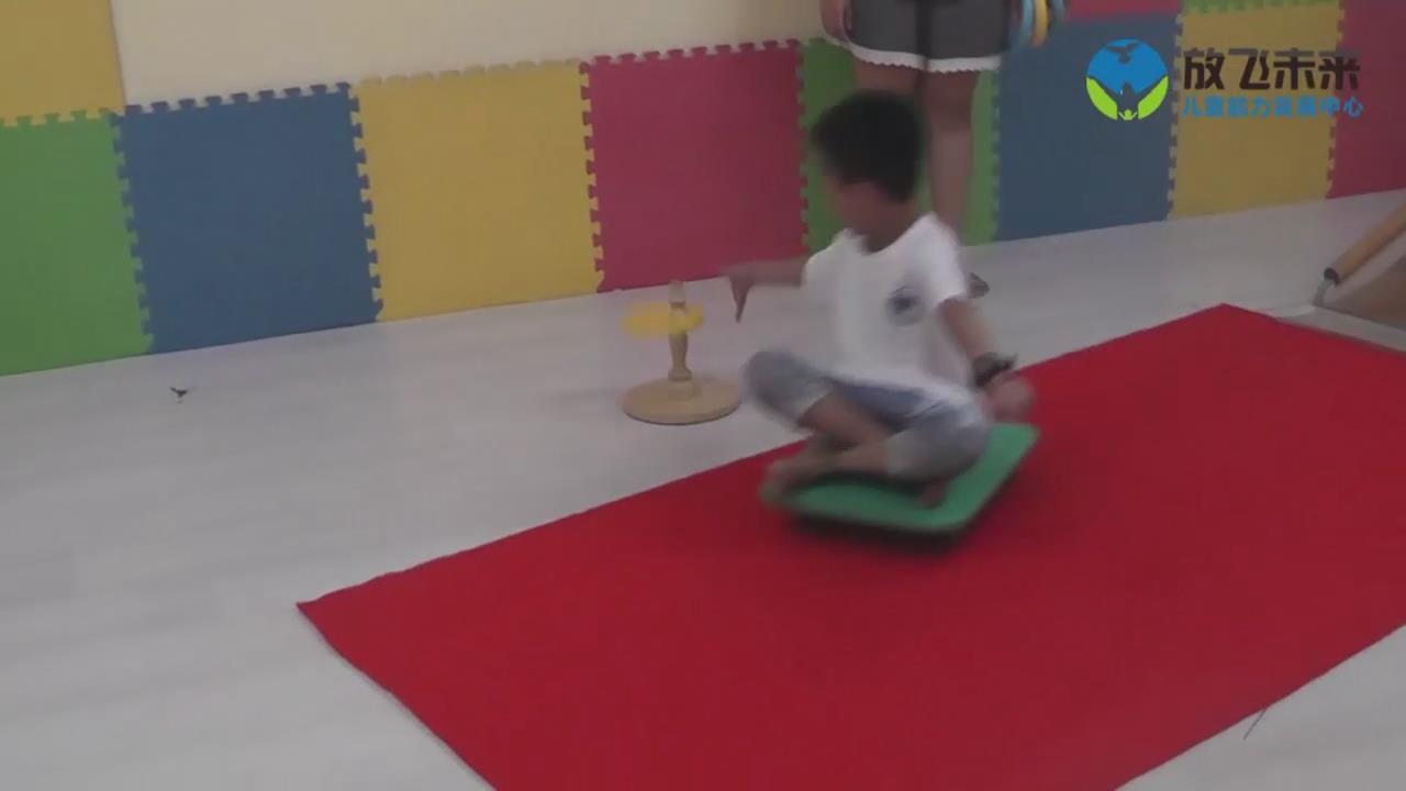坐滑板滑滑梯接东西套圈