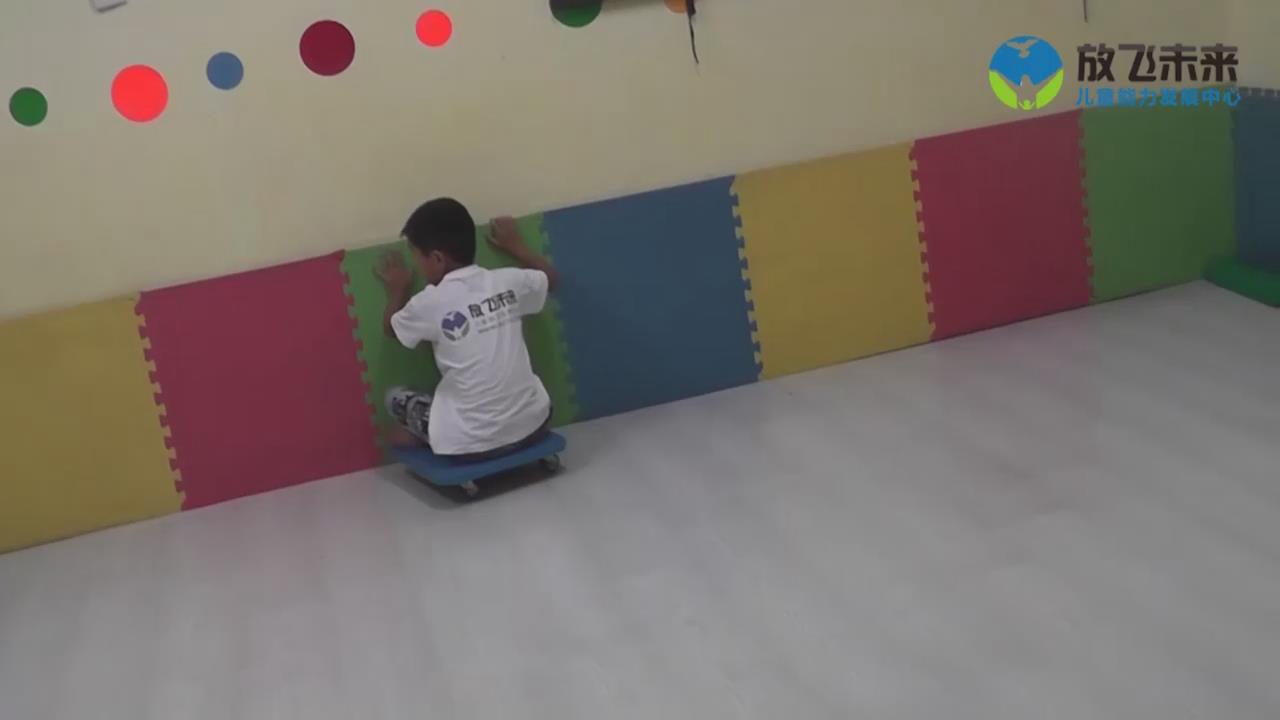 坐滑板滑滑梯推墙