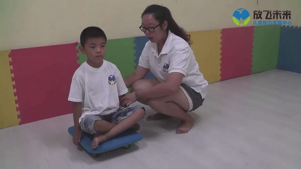 坐在滑板上推行